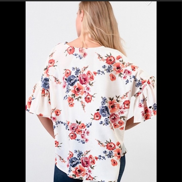 π Ivory Floral TopπΈ - Picture 7 of 12